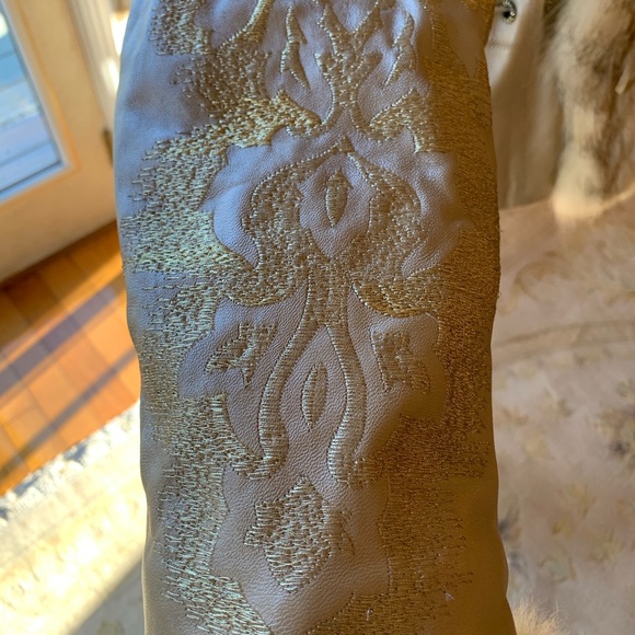 Leather jacket with gold appliqué and a rabbit fur - Picture 6 of 7